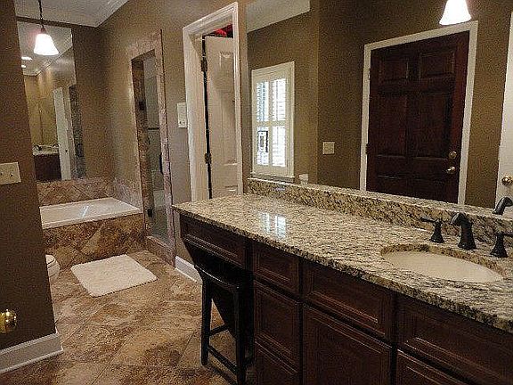 Master bath w/porch access 