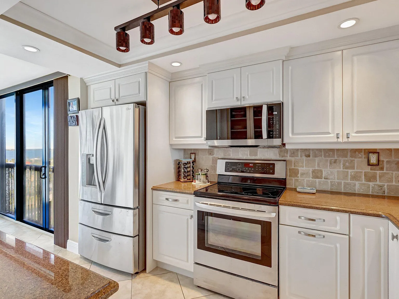 2 bed, 2.0 bath, 1119 sqft, $6,500 — Photo 3