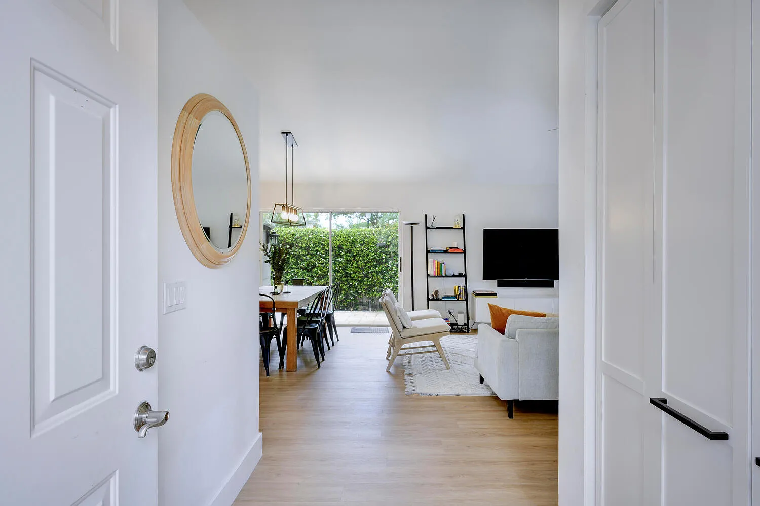 3 bed, 2.0 bath, 1438 sqft, $3,800 — Photo 4