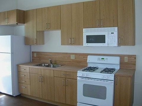 Kitchen, with full-size stove.