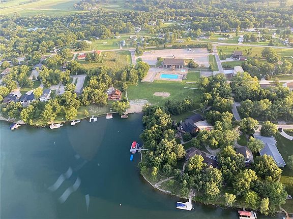 3rd image of 26 S Lakeside Cir