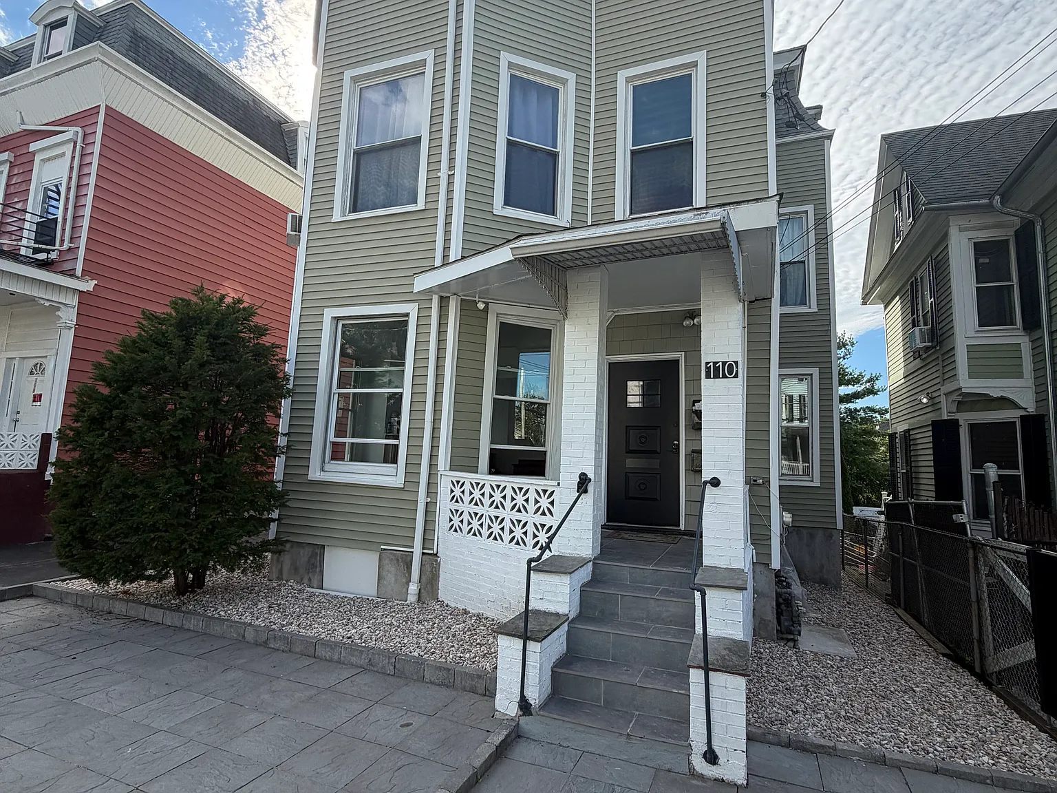 3 bed, 1200 sqft, $2,450 — Photo 2