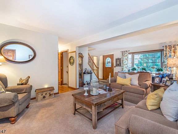 3rd image of 14 Woodridge Ter