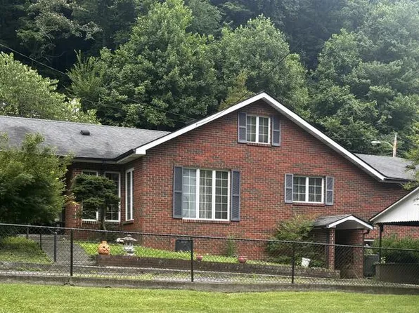 1022 Oak St, Grundy, VA 24614