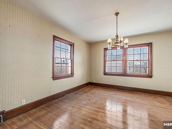 5th image of 164 Chestnut St