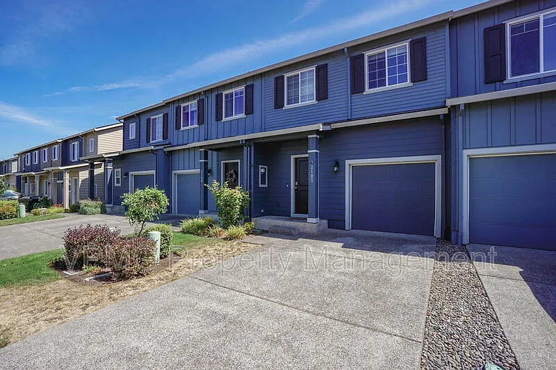 3 bed, 2.5 bath, 1352 sqft, $2,395 — Photo 3