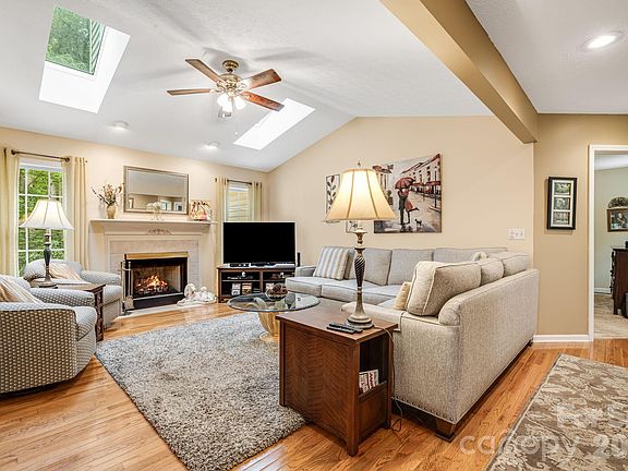 4th image of 9 Firestone Ct
