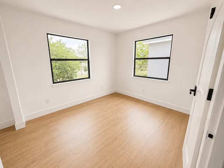 1028 NW 6th Ave #1 — Photo 3
