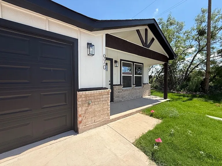 970 Minda St — Photo 2