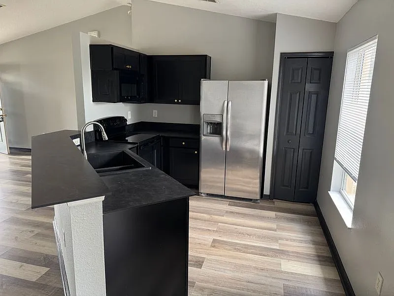 Beautifully Remodeled 3/2 In Spring Hill — Photo 4