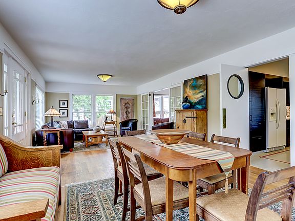 3rd image of 215 W 38th St