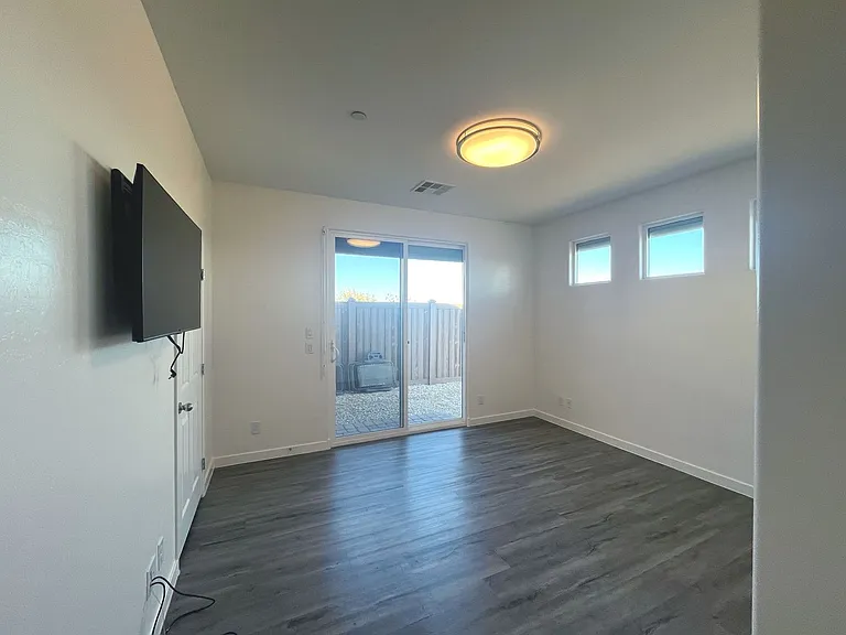 1533 Franklin Ln — Photo 24