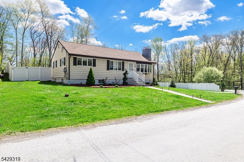 1st image of 586 Clearview Dr