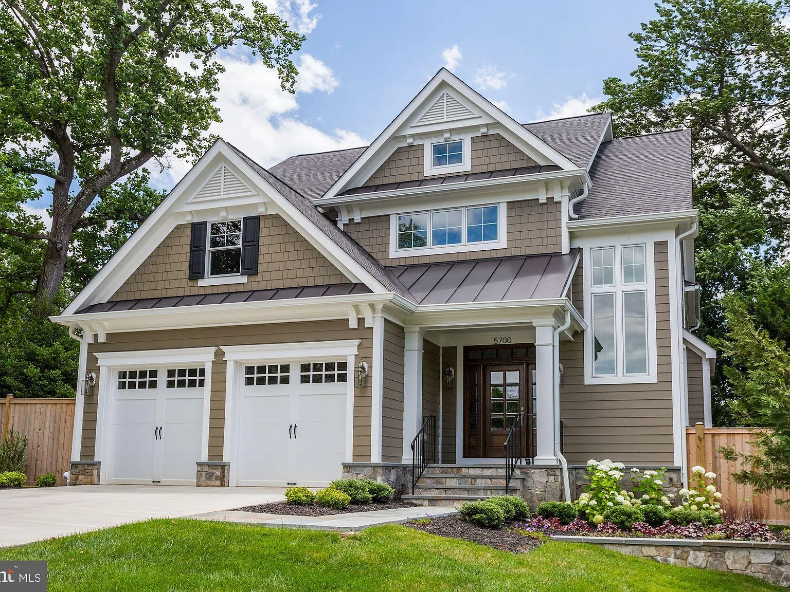 6 bed, 5.5 bath, 6625 sqft, $12,000 — Photo 1