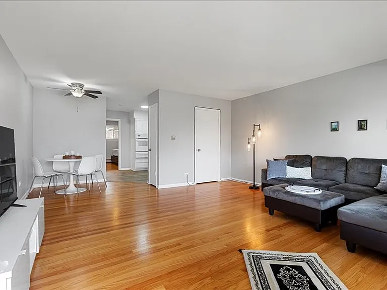 Renovated apartment with pool and parking — Photo 26