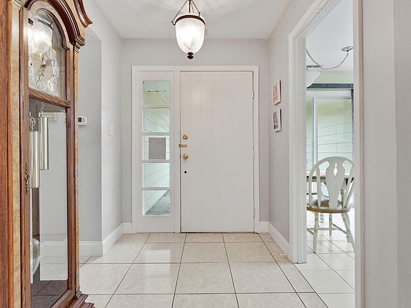 3rd image of 263 Crestwood Ln