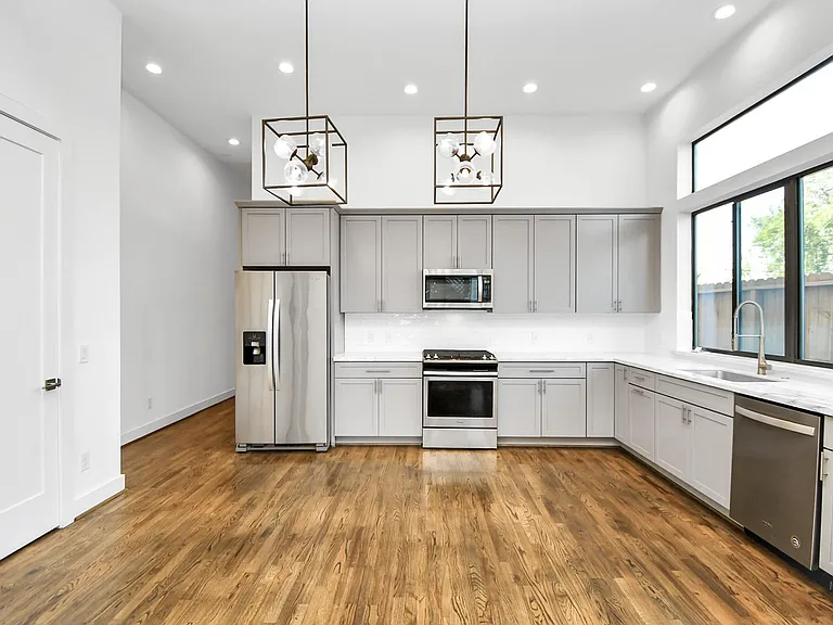 732 W 22nd St #A — Photo 12