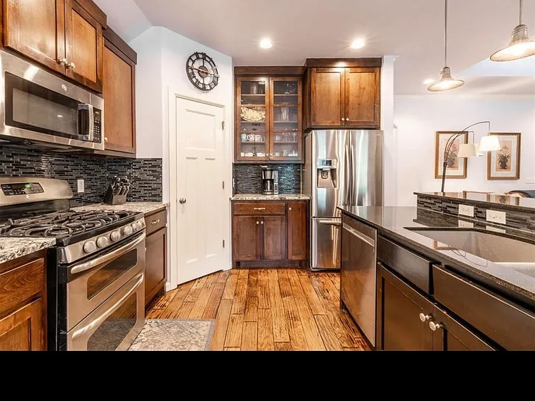 3725 Oakridge Cir — Photo 4