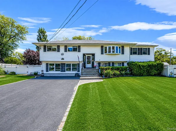 20 Rochelle Court, Amityville, NY 11701