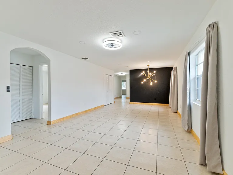 289 SW 3rd Ct — Photo 3