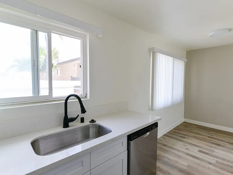 239/241 Avenida Pelayo — Photo 13