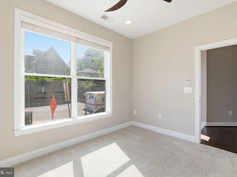 1100 S Edgewood St — Photo 5
