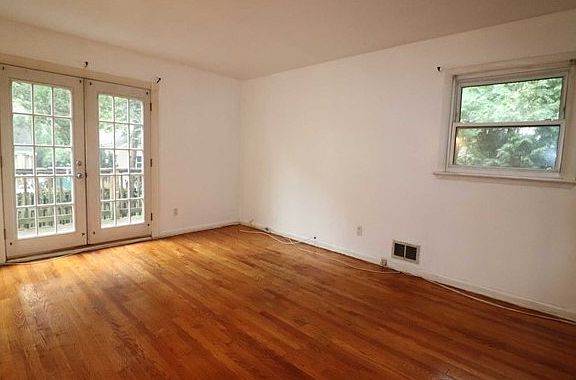 5th image of 743 Holly St
