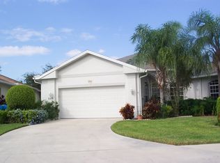 595 Crossfield Cir, Naples, FL 34104