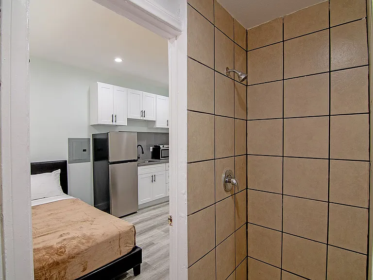 Michigan Avenue Apartments — Photo 20