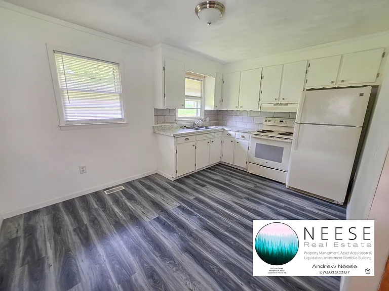 422 Barker Ln — Photo 5
