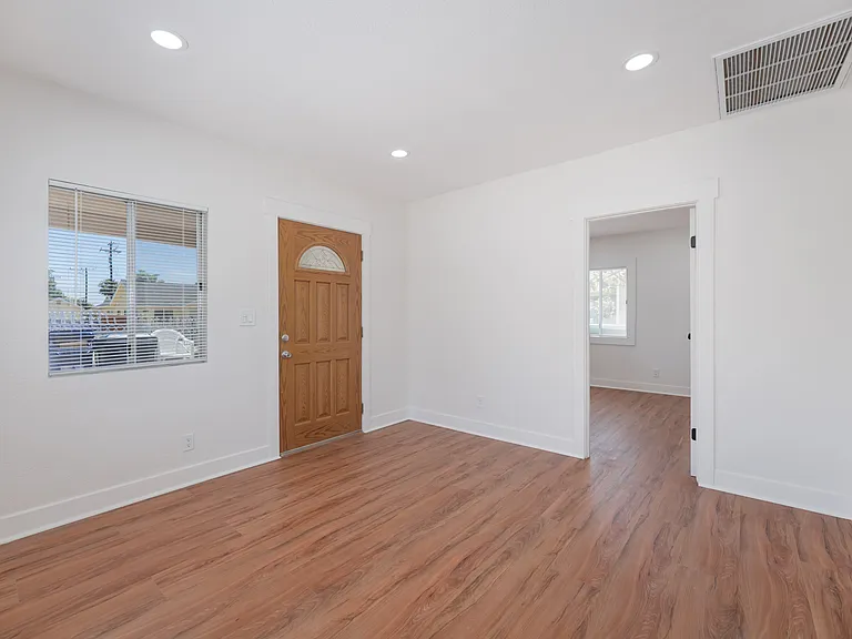 121 S Lotus Ave — Photo 3