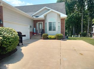 22460 White Pine Dr, New Boston, MI 48164