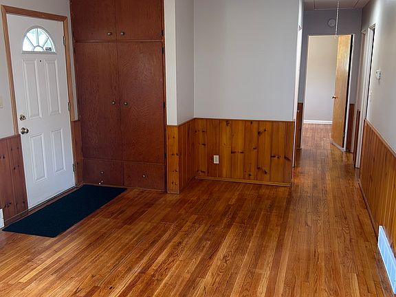 3rd image of 2404 Deindorfer St