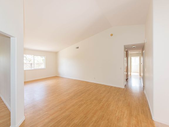 3rd image of 425 Mooncrest Ln