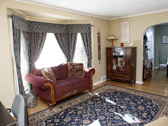 3rd image of 629 E Elm St