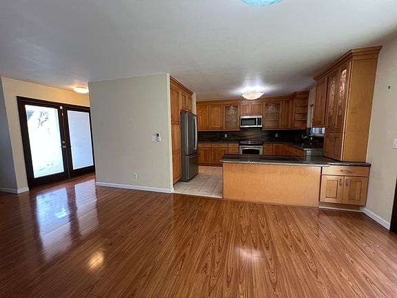 Dining room to foyer/entry and kitchen