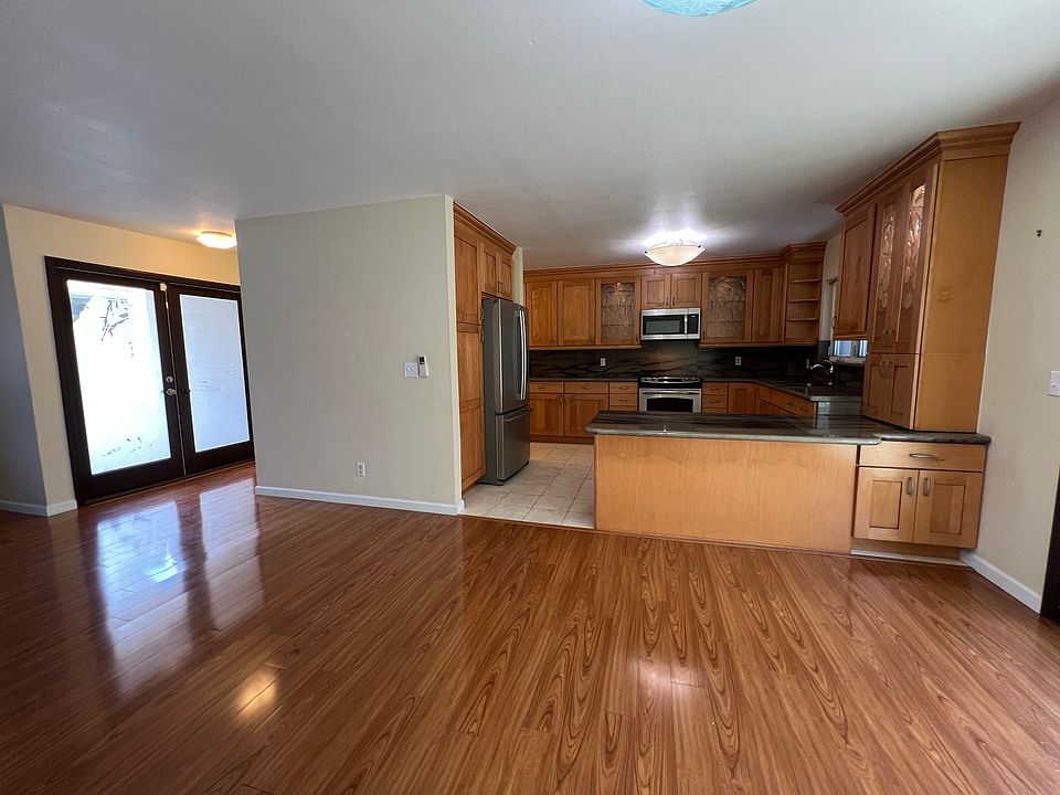 Dining room to foyer/entry and kitchen