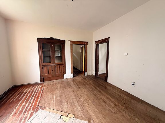 5th image of 329 W Ridgeway St