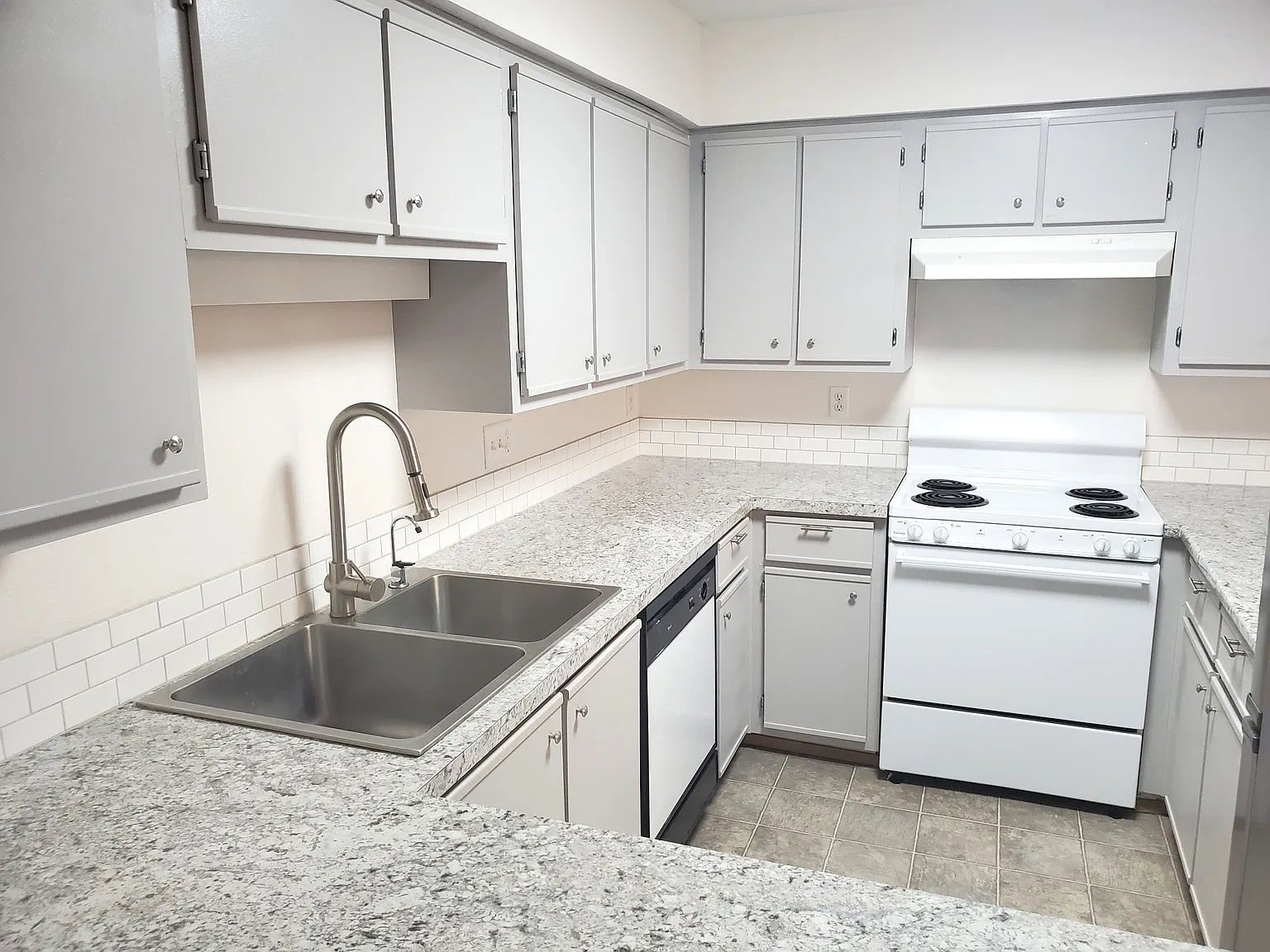 2 bed, 947 sqft, $1,750 — Photo 2