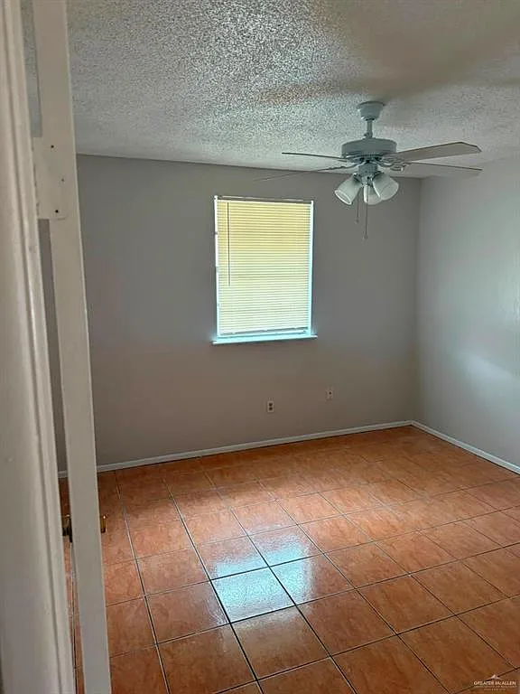 2 bed, 1.0 bath, 871 sqft, $700 — Photo 4