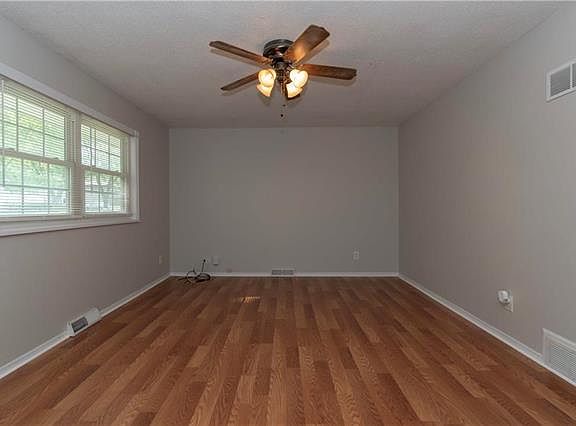 3rd image of 1601 S Skyline Dr