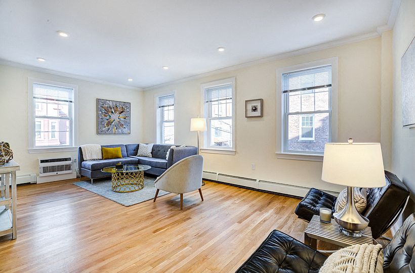 Auburn Harris Courtyard - Living Room