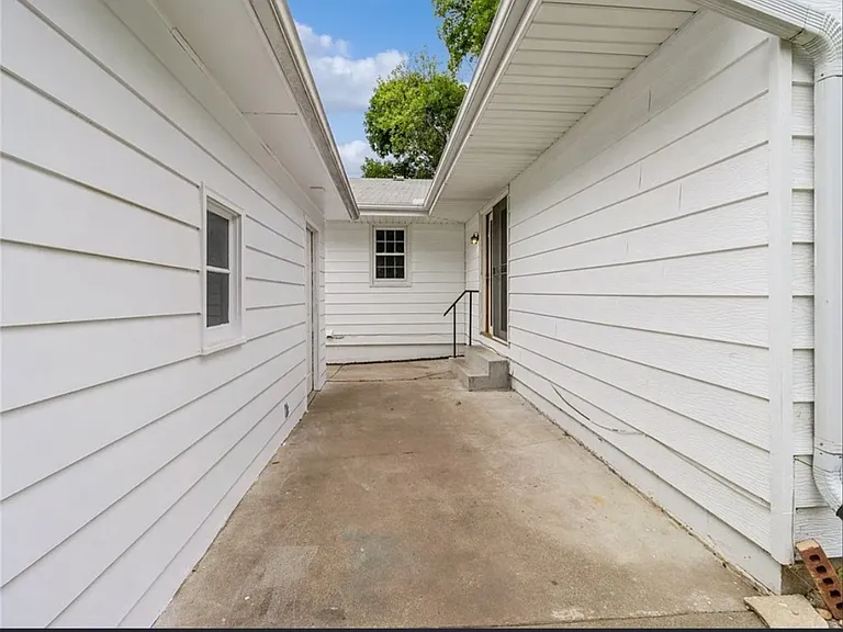 1001 W Boston Ave — Photo 6