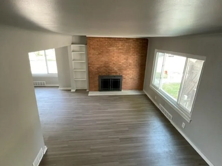 233 W Twelve Mile Rd — Photo 16