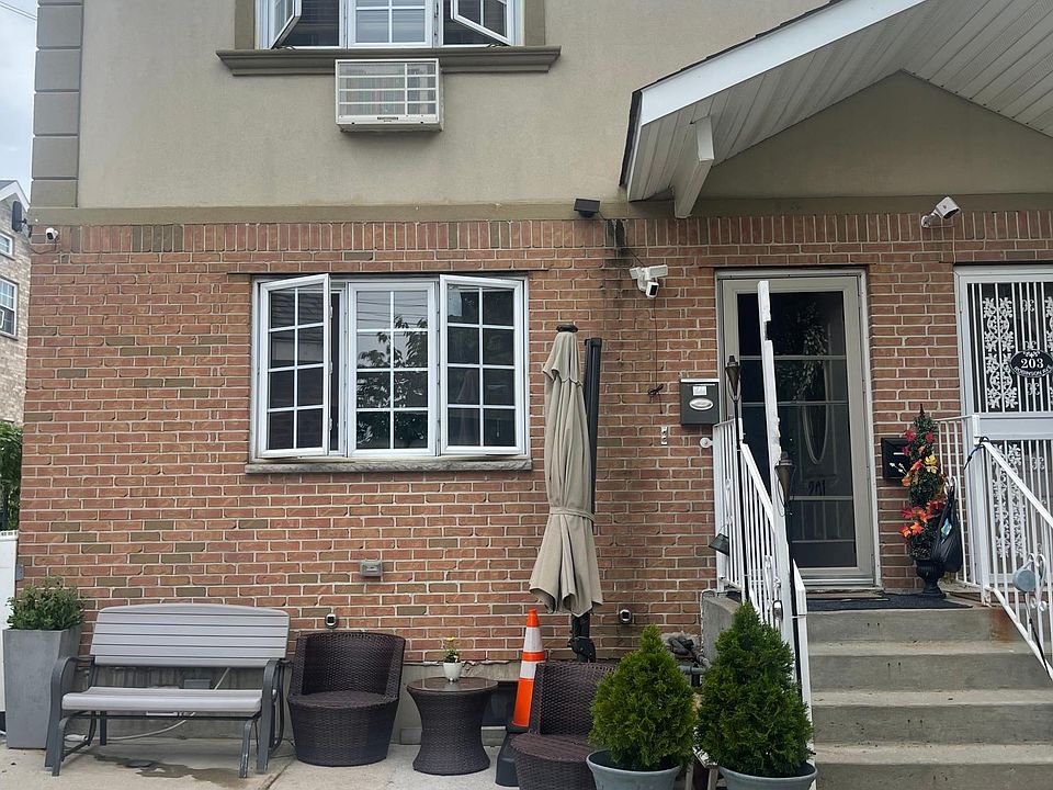 1st image of 201 Robinson Ave #2
