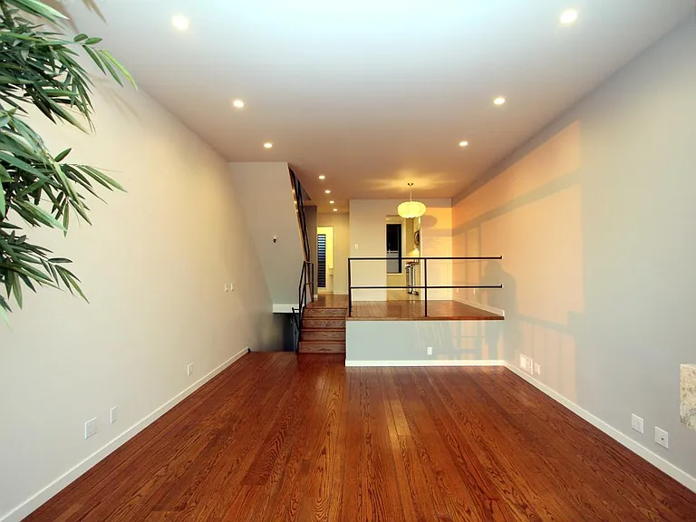 677 Connecticut St — Photo 2