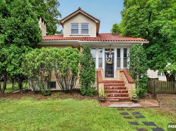 580 Wyckoff Ave, Mahwah, NJ 07430