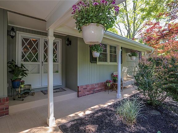 3rd image of 5 Canterbury Ln