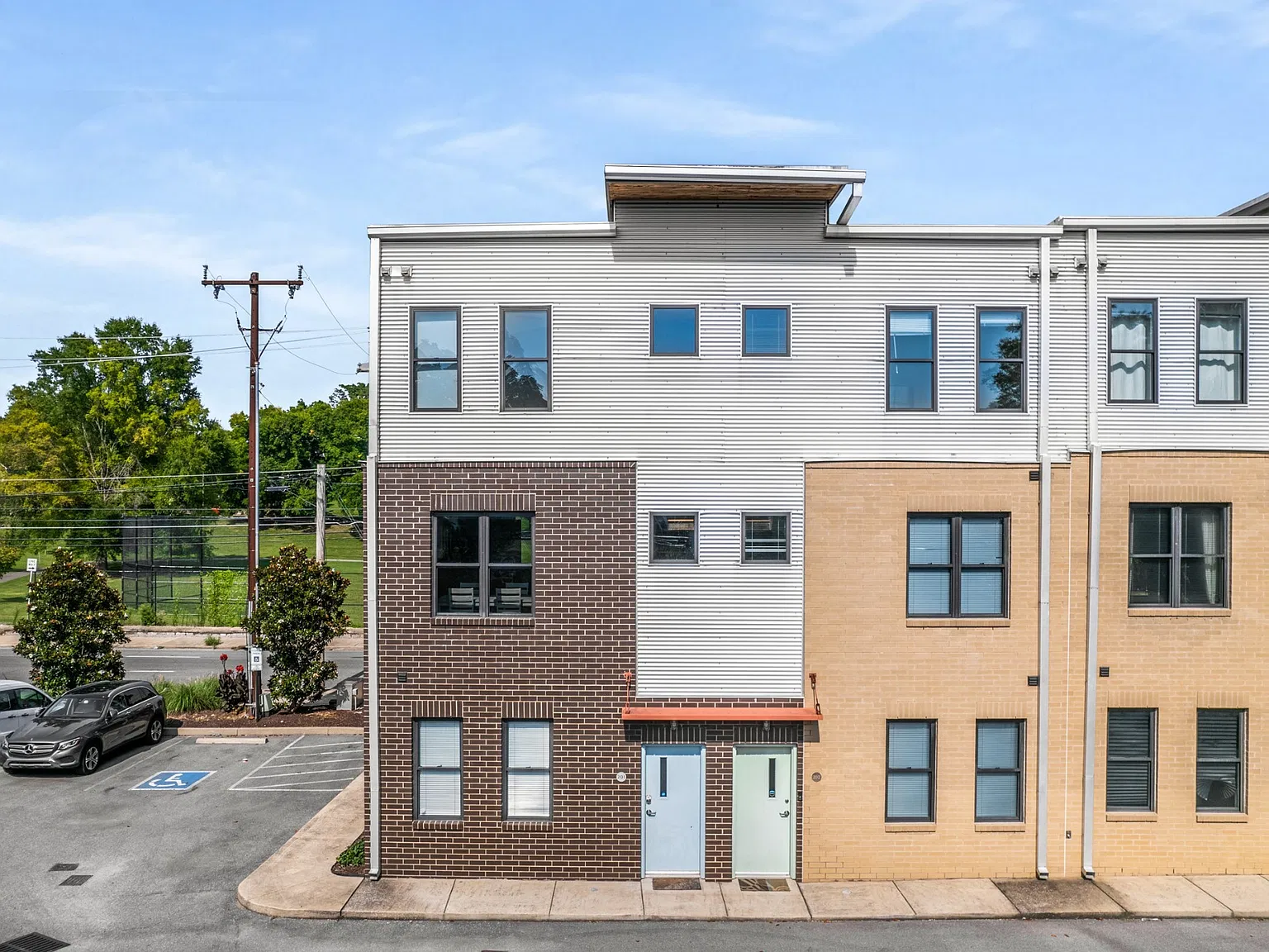 2 bed, 2.0 bath, 1318 sqft, $2,500 — Photo 3