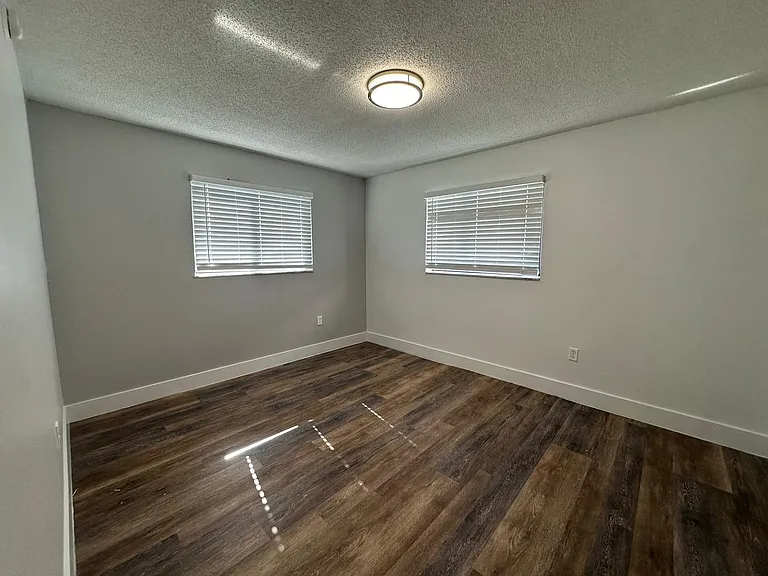 529 SW 4th St — Photo 26